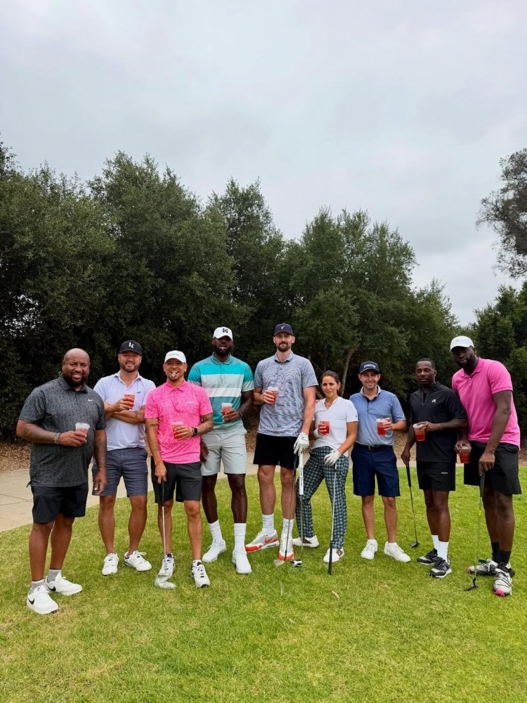 会活动中, 出众人一起, 他与詹姆斯